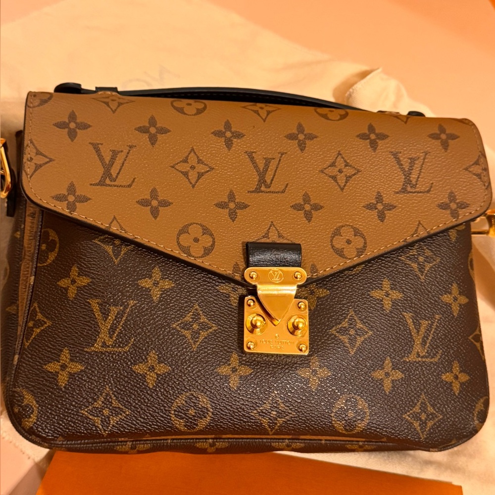 LOUIS VUITTON Reverse Monogram Pochette Metis